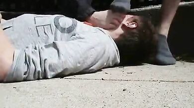 Prende i piedi degli amici in faccia