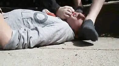 Prende i piedi degli amici in faccia