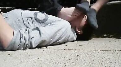 Prende i piedi degli amici in faccia