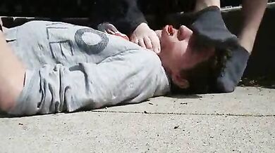 Prende i piedi degli amici in faccia