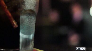 Rimorchiato al pub e trombato