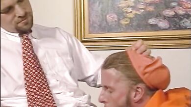 Bel ragazzo gay inculato dal direttore della prigione