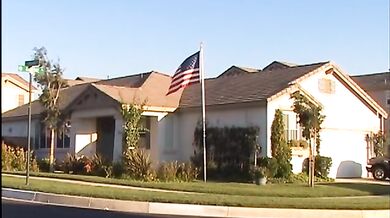 Muscoloso tatuato con piercing incula il compagno