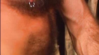 Muscoloso tatuato con piercing incula il compagno