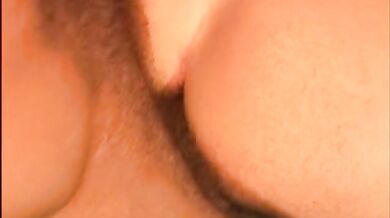 Muscoloso tatuato con piercing incula il compagno