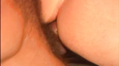 Muscoloso tatuato con piercing incula il compagno