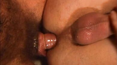 Muscoloso tatuato con piercing incula il compagno