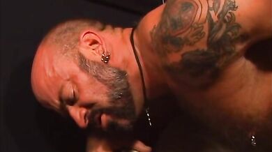 Muscoloso tatuato con piercing incula il compagno