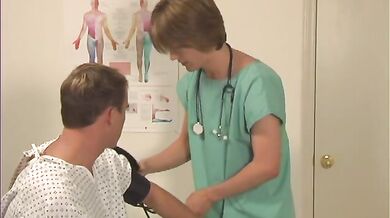 Si succhiano il cazzo a vicenda medico e paziente gay