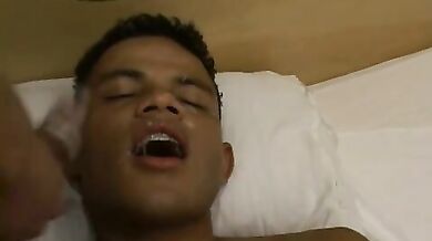 Twink brasiliano sborrato in bocca