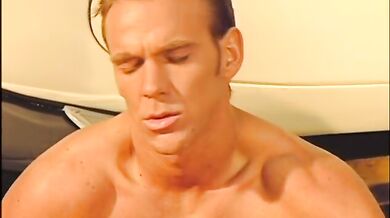 Cliente gay inculato in garage