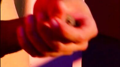 Gay italiano nudo si sega al sole