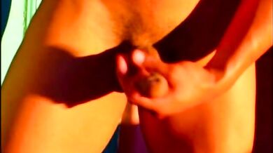 Gay italiano nudo si sega al sole