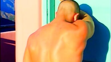 Gay italiano nudo si sega al sole