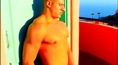 Gay italiano nudo si sega al sole