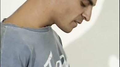 Scopata gay interrazziale in sala d'attesa