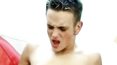 Lui succhia il pisellone di papà