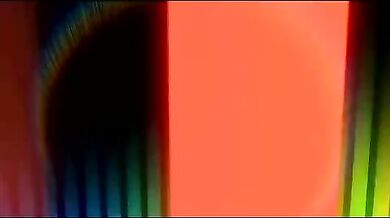 Si masturba mentre si fa scopare il culo