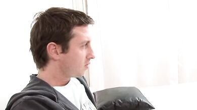 Studenti gay si spalmano la faccia di sborra