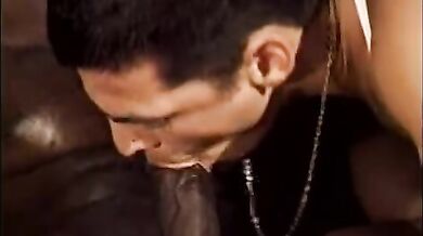 Stallone africano si fa succhiare il cazzo da un bianco