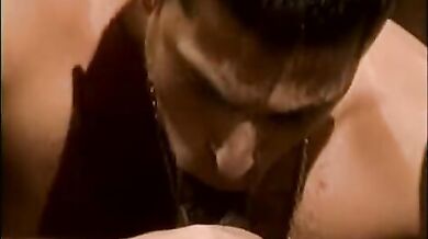 Stallone africano si fa succhiare il cazzo da un bianco