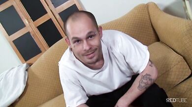 Gay tatuato si sega il grosso cazzo