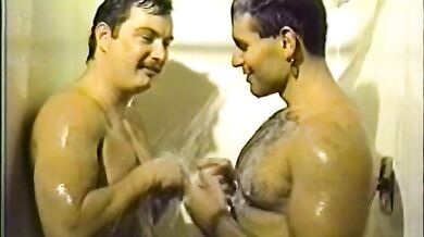 Amanti gay si lavano il cazzo dopo la scopata