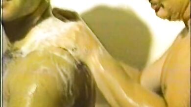 Amanti gay si lavano il cazzo dopo la scopata