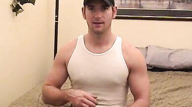 Giovanotto peloso con un dildo a palline in culo si sega