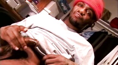 Maschio negro dotato si sega