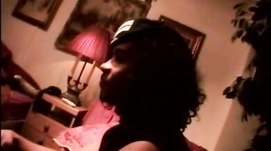 Nero si masturba la sua super mazza