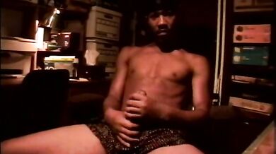 Nero si masturba la sua super mazza