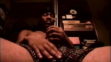 Nero si masturba la sua super mazza