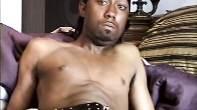 Si sega il suo gigantesco bastone nero