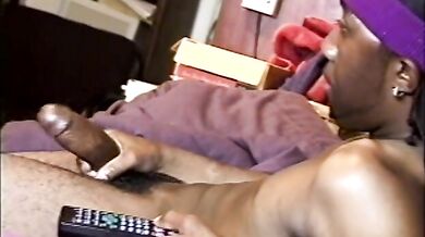 Si sega il suo gigantesco bastone nero