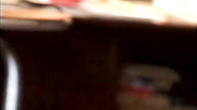 Si sega il suo gigantesco bastone nero