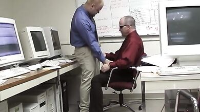 Pompini in ufficio tra colleghi gay