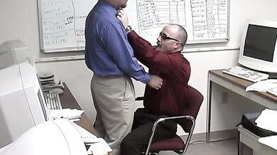 Pompini in ufficio tra colleghi gay