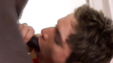 Giovane nero gay mi sborra in bocca