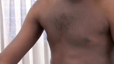 Giovane nero gay mi sborra in bocca