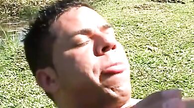 Giovane carino lo prende in culo outdoor