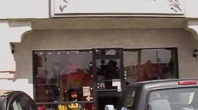 Pompini gay in un negozio