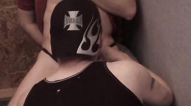 Pompini gay in un negozio