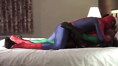 Gay vestiti da supereroi trombano