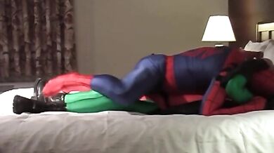 Gay vestiti da supereroi trombano