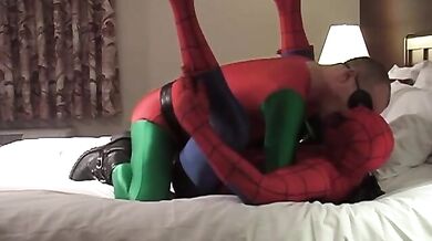 Gay vestiti da supereroi trombano