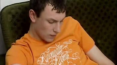 Coppia omo tedesca  scopa sul divano