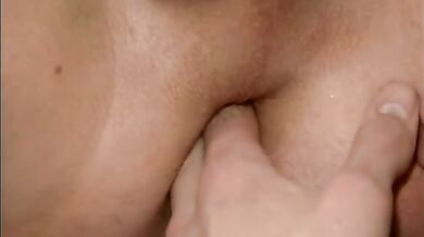 Coppia omo tedesca  scopa sul divano