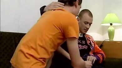 Coppia omo tedesca  scopa sul divano