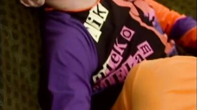 Coppia omo tedesca  scopa sul divano